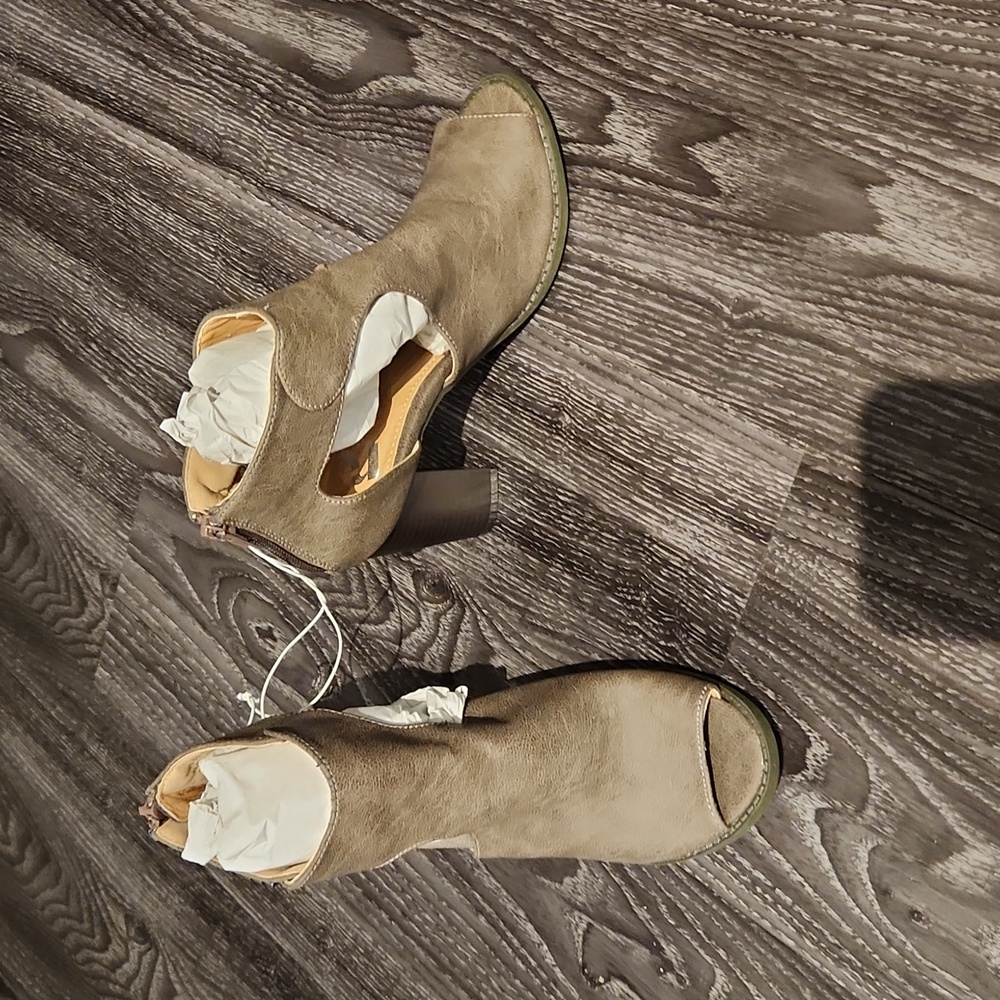Report Leather Brown Sandals 6.5
